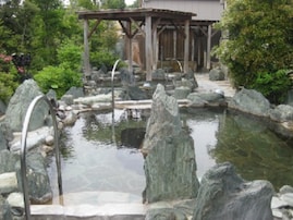 【佐賀県の人気日帰り温泉】「伊万里温泉 白磁乃湯」は15種類もの多彩な浴槽が魅力。広大な露天風呂でリラックス