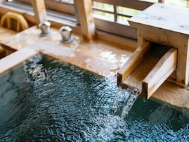 【山形県の人気日帰り温泉】「天神乃湯」は日本でもめずらしい石膏芒硝泉を楽しめる施設。桧の香る内風呂でリラックス