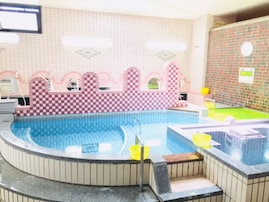【兵庫県の人気銭湯】「湯あそびひろば 憩いの湯」は14時から翌朝10時まで多彩な浴槽を楽しめる施設