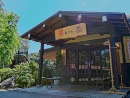 【宮城県の人気日帰り温泉】「おおがわら天然温泉 いい湯」は源泉かけ流しの古民家風施設。美肌の湯と「和豚もちぶた」でリラックス