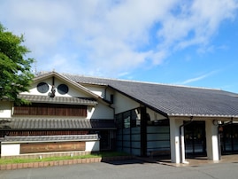 【宮城県の人気日帰り温泉】「金成温泉 金成延年閣」は栗駒山を一望できる施設。やわらかな「美肌の湯」でリラックス