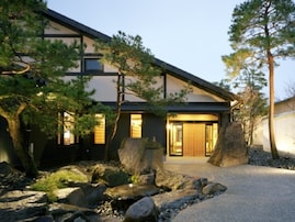 【富山県の人気スーパー銭湯】「満天の湯 富山店」はすべてが露天風呂感覚の施設。バリエーション豊かなお風呂でリラックス