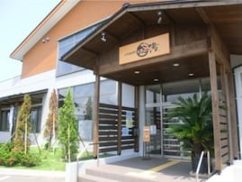 【富山県の人気日帰り温泉】「氷見温泉郷 総湯」は立山連峰を望む絶景施設。源泉掛け流しの天然温泉でリラックス