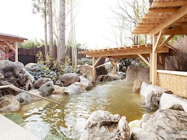 【富山県の人気スーパー銭湯】「太閤山温泉 太閤の湯」は秀吉の伝説を秘めた名泉を楽しめる施設。多彩な野天風呂と高濃度人工炭酸泉でリラックス