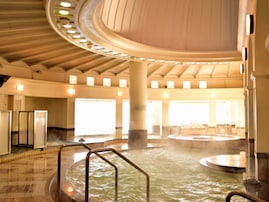 【兵庫県の人気温泉】「金仙花の湯」は地下1200mから湧き出る金色の湯が自慢の施設。有馬温泉と同じ泉質で旅の疲れを癒せる