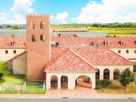 【鳥取県の人気日帰り温泉】「湧くわく天然温泉 ラピスパ」はヨーロッパのリゾートのような開放感あふれる施設。100％かけ流しの天然温泉でリラックス