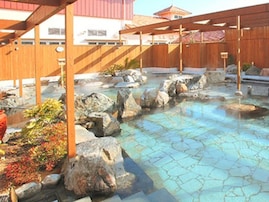 【鳥取県の人気日帰り温泉】「日帰り温泉 オーシャン」は中国地方最大級の露天風呂がある施設。源泉かけ流しの湯でリラックス