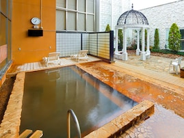 【群馬県の人気日帰り温泉】「まえばし駅前天然温泉ゆ〜ゆ」は駅近で源泉掛け流しの湯を堪能できる施設。湯上がりほかほかの「熱の湯」で疲れを癒せる