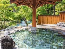 【群馬県の人気日帰り温泉】「四万清流の湯」は四万川の自然と良質な湯に癒やされる施設。川風を感じる露天風呂が魅力