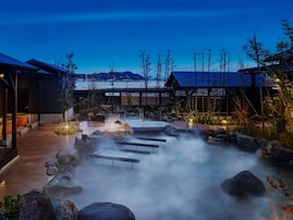 【岡山県の人気日帰り温泉】「瀬戸内温泉たまの湯」は瀬戸内海の多島美を臨む施設。海の見える露天風呂でリラックス