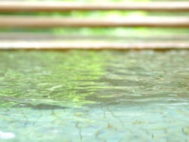 【岡山県の人気日帰り温泉】「湯郷鷺温泉館」は1200年の歴史を持つ元湯施設。バリエーション豊かなお湯でリラックス