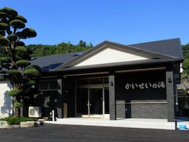 【鹿児島県の人気銭湯】「かいせい乃湯」は源泉かけ流しの天然温泉が楽しめる施設。「美人湯」と称される泉質でリラックス