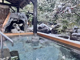 【鹿児島県の人気日帰り温泉】「ゆるり乃湯」は八重山の豊かな自然に囲まれた施設。美肌効果が期待できる「美肌の湯」でリラックス