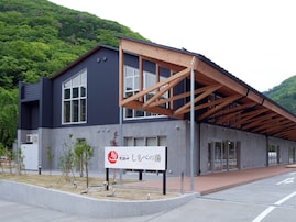 【山梨県の人気日帰り温泉】「しもべの湯」は2種類の源泉が楽しめる施設。「武田信玄のかくし湯」でリラックス