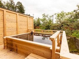 【宮城県の穴場日帰り温泉】「晴れ温泉」は100%源泉掛け流しの天然混合泉を楽しめる施設。黒湯（モール泉）の露天風呂でリラックス