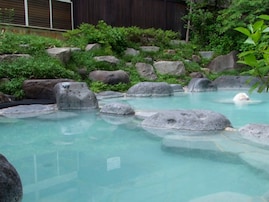 【山形県の人気日帰り温泉】「源七露天の湯」は蔵王の自然とかけ流しの名湯を楽しむ施設。強酸性の硫黄泉は美肌の湯として人気