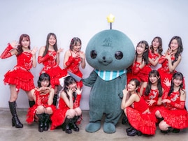 「ひどい辱めを受けている」教育番組・タマ、人気アイドルとの集合ショットに反響！ 「目に光がない」