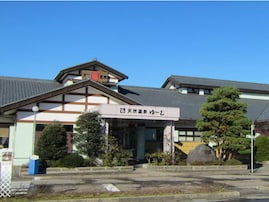 【新潟県の人気日帰り温泉】「ゆ～む（桂の関温泉）」は道の駅内で多彩な浴槽を楽しめる施設。露天風呂や歩行浴でリラックス