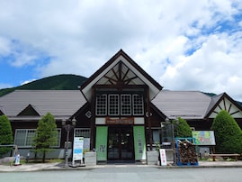【山梨県の人気日帰り温泉】「多摩源流温泉 小菅の湯」は高アルカリ性温泉が特徴の施設。9つのお風呂を楽しめる「美人の湯」