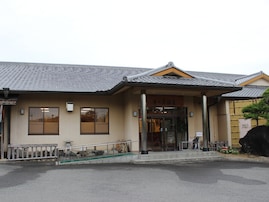 【奈良県の人気日帰り温泉】「音の花温泉」は広大な露天風呂が自慢の施設。深海1,850mの天然温泉でリラックス