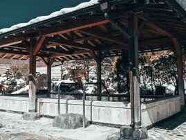 【山梨県の人気日帰り温泉】「山中湖温泉 紅富士の湯」は雄大な富士山を全浴槽から仰げる施設。四季折々の趣がある絶景露天風呂が魅力