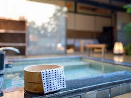 【富山県の人気日帰り温泉】「水橋温泉ごくらくの湯」は茶褐色の天然温泉が自慢の施設。3つのお風呂をワンコインで楽しめる