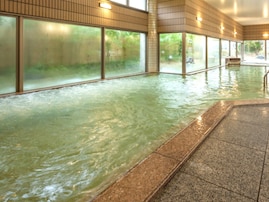 【富山県の人気日帰り温泉】「アルプスの湯」は県内初の人工炭酸風呂が自慢の施設。源泉かけ流し露天風呂や広々とした大浴場でリフレッシュ