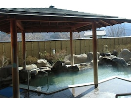 【長野県の人気日帰り温泉】「長門温泉 やすらぎの湯」は化粧水のような「美人泉質」が魅力の施設。源泉掛け流しの「羽釜風呂」でリラックス