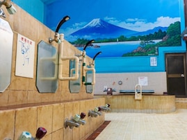 【東京都の穴場銭湯】「大黒湯」は昭和レトロな雰囲気を薪で炊くお湯で楽しめる施設。広々とした浴槽でリラックス
