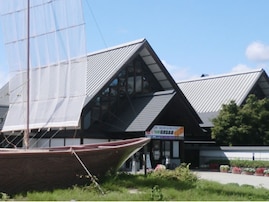 【山形県の人気日帰り温泉】「テルメ柏陵健康温泉館」は全国的にも珍しい色が変化する温泉施設。源泉100％かけ流しでリラックス