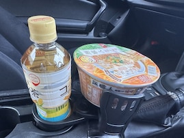 【ダイソー】330円で車内が激変！ バズり中の「2IN1車載ドリンクホルダー」でできる3つのこと