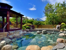【山梨県の人気日帰り温泉】「富士眺望の湯 ゆらり」は富士山の絶景を満喫できる施設。16種類の多彩なお風呂でリラックス