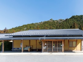 【奈良県の人気日帰り温泉】「たかすみ温泉」は自然の中で心身を癒せる施設。木の香りが漂うマキ風呂やヒノキ風呂が自慢