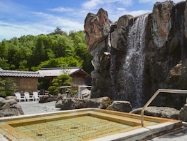 【奈良県の人気日帰り温泉】「ゆららの湯 押熊店」は多彩な湯船と本格サウナがそろう施設。バリ風・和風の2つの趣を楽しめる