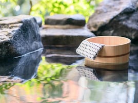 【奈良県の人気スーパー銭湯】「あすかの湯」は天然巨岩の露天風呂が魅力の施設。様々な湯温のお風呂に癒される