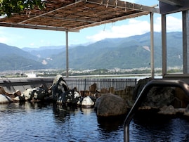 【山梨県の人気日帰り温泉】「湯めみの丘」は源泉かけ流しの湯が自慢の施設。絶景のパノラマ風呂から眺める夜景に感動