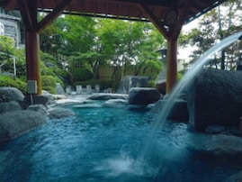 【山梨県の人気日帰り温泉】「はやぶさ温泉」は源泉100％掛け流しの美肌の湯。富士山を望む露天風呂で至福のひととき