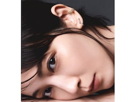「色気やばいな」吉岡里帆、“吸い込まれそうな”瞳のアップ写真を披露！ 「野生的な瞳」「息を飲んだ」