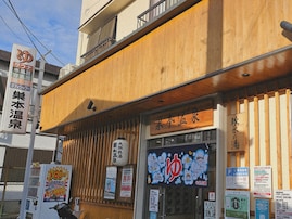 【大阪府の穴場銭湯】「巣本温泉」は軟水美肌の湯と100℃超えサウナが魅力の施設。薪で沸かしたやわらかいお湯でリラックス