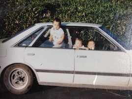 「ハコ乗りイカついっすねw」タイムマシーン3号、幼少期の日産ローレルを披露！ 「なかなかの富裕層」