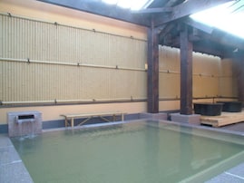 【青森県の人気日帰り温泉】「天然温泉 花の湯」は岩木山を臨む絶景とラドン岩盤浴が魅力の施設。多彩な「天然温泉」でリラックス
