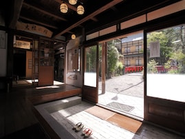 【群馬県の人気ホテル】「四万温泉 積善館本館」は現存する日本最古の木造湯宿建築