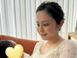 「優しいママの顔」久慈暁子、赤ちゃんを抱く姿に「お顔が美しすぎる」「出産して一段と美しく魅力的に」反響