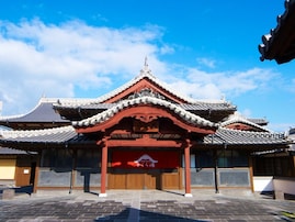 【熊本県の人気日帰り温泉】「山鹿温泉 さくら湯」は江戸期の建築様式を色濃く残す施設。九州最大級の木造温泉でリラックス