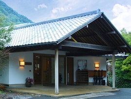 【佐賀県の人気温泉】「椎葉山荘 しいばの湯」は嬉野随一の広さを誇る大露天風呂が自慢。日本三大美肌の湯を大自然の中で堪能