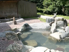 【高知県の人気日帰り温泉】「雲の上の温泉」は四万十川の源流域に位置する施設。源泉かけ流しの温泉でリラックス