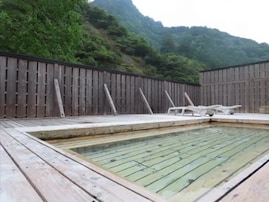 【高知県の人気日帰り温泉】「木の香温泉」は吉野川のせせらぎと共に温泉を楽しめる施設。優しい塩化物温泉でリラックス