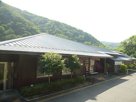 【静岡県の人気日帰り温泉】「湯の国会館」は狩野川の清流を望む天然温泉施設。薬草風呂や飲泉でリラックス