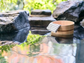 【山梨県の人気日帰り温泉】「トータス温泉」は源泉掛け流しの“金の湯”が自慢。鮮度抜群の療養泉でリラックス