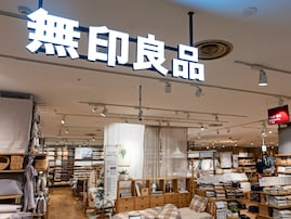【無印良品】頭がするっと通る！ 着替えが楽になる「ベビー天竺編みTシャツ」が新登場